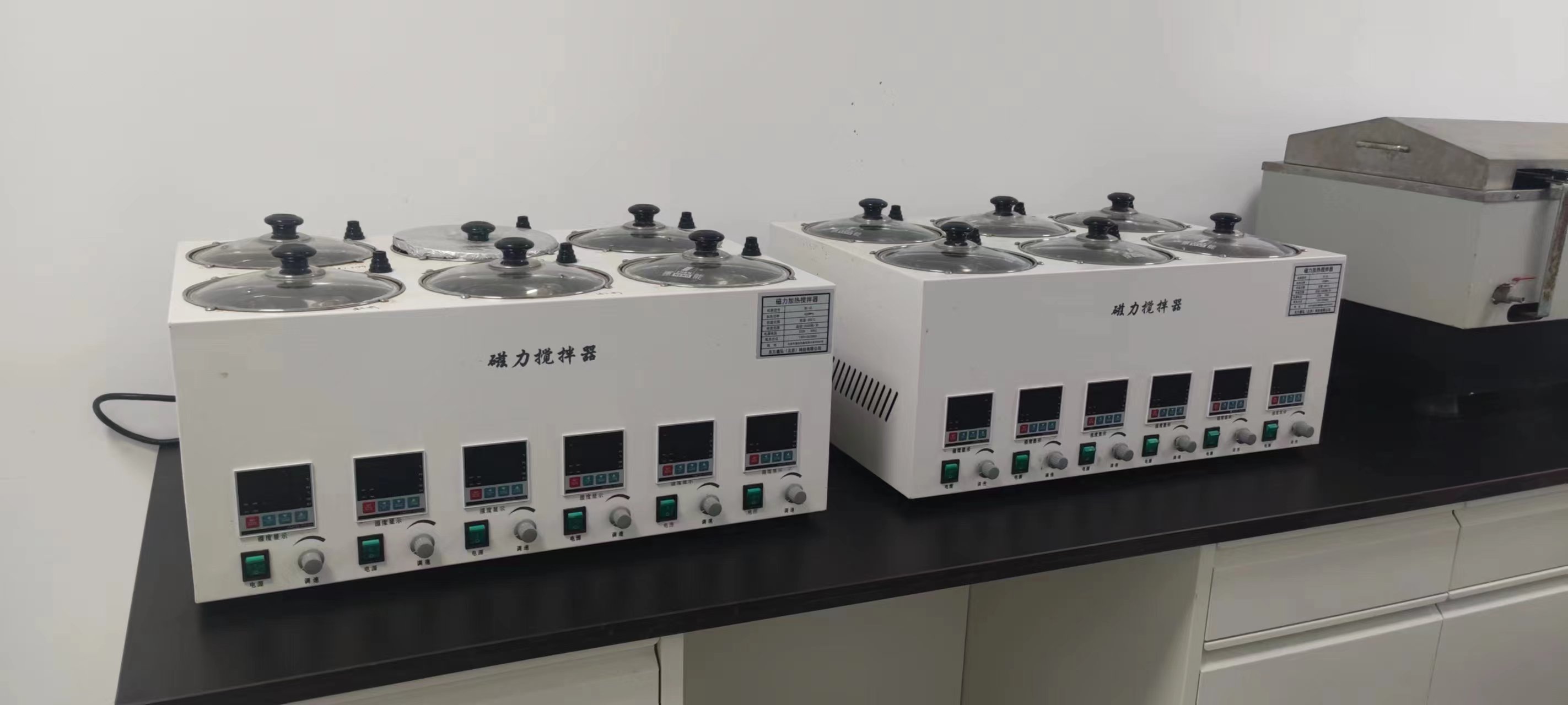 六孔磁力加熱攪拌器交付使用！